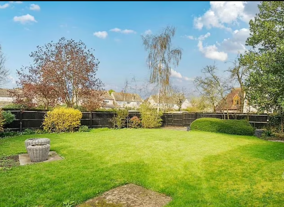 Будинок 18 століття з величезним садом продають всього за 1 фунт, але є одна умова